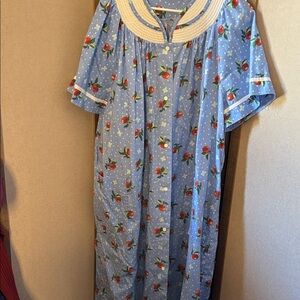 Simply basic Blue Floral snap front housecoat with White Collar 2x